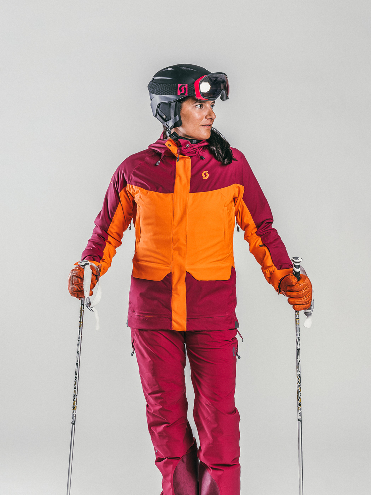 Oxygène Ski & Snowboard School Lady Skier with Helmet 2
